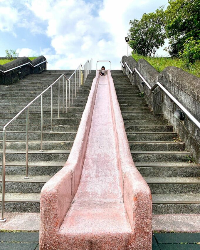 基隆親子景點｜暖暖運動公園|高達3層樓的溜滑梯更是孩子們流連忘返的地方