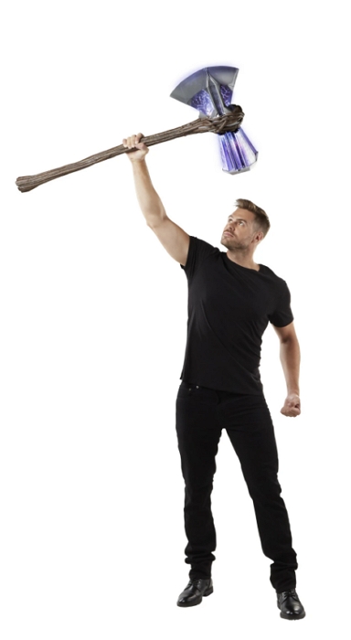 孩之寶推出1:1尺寸版索爾「風暴破壞者」，登山砍柴遇到薩諾斯也不怕