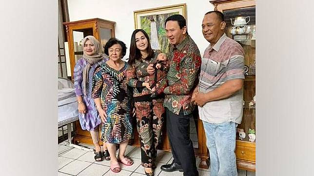 (ketiga dari kiri) Puput Nastiti Devi terlihat menggendong putra pertamanya, Yosafat Abimanyu Purnama dan suami Basuki Tjahaja Purnama atau dikenal Ahok. Instagram.com/@puputnastiti.devi