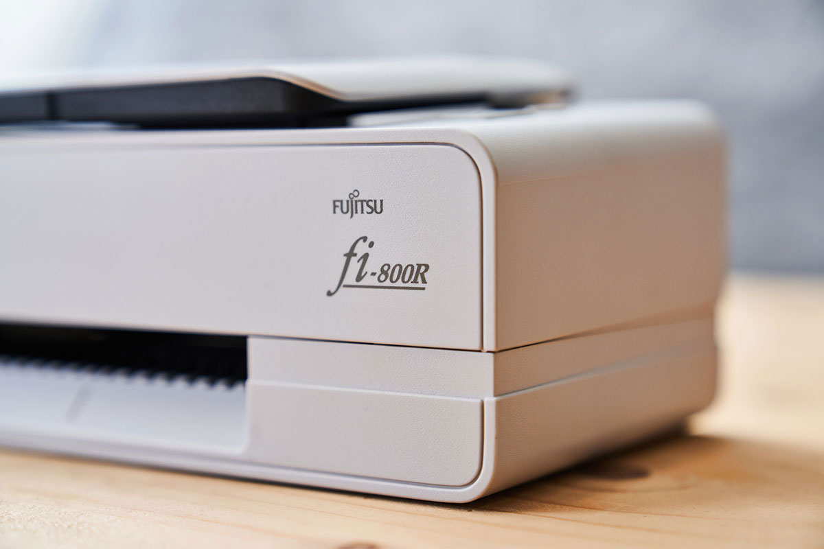 外型小巧，功能全面！Fujitsu fi-800R 高效率自動進紙掃描，手冊與證件等厚文件也難不倒它！