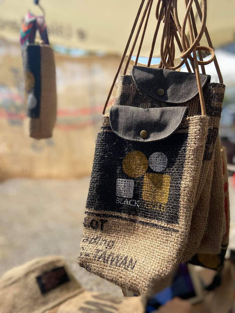 水洗帆布袋蓋，古銅按扣，深度可放長夾，手機等等。