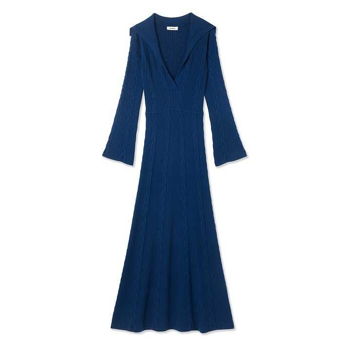 SANDRO蔚藍針織長洋裝／價格店洽  看起來有點乖乖牌的翻領設計，就利用胸前的深V剪裁小露性感一下。（圖／品牌提供）