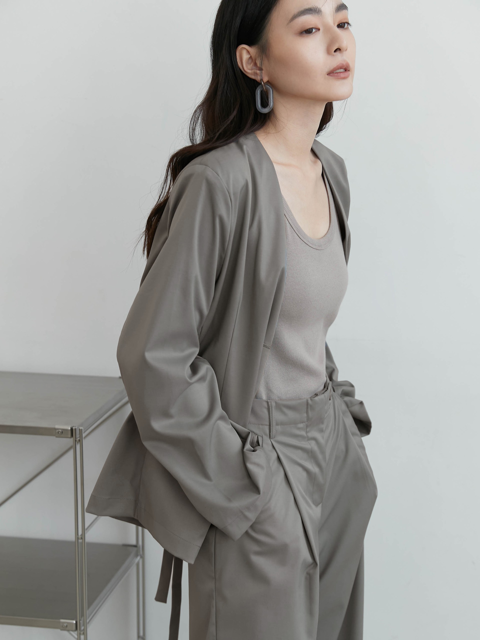 無內裡/內裡滾條包光/V領/有墊肩/腰帶固定於兩側?邊/前身有2個袋蓋真口袋/後中心下擺開衩1.深淺色需分開洗滌，以避免造成互相移染。此商品易因摩擦而導致沾色，穿著淺色時請避免接觸深色物品。2.請放入