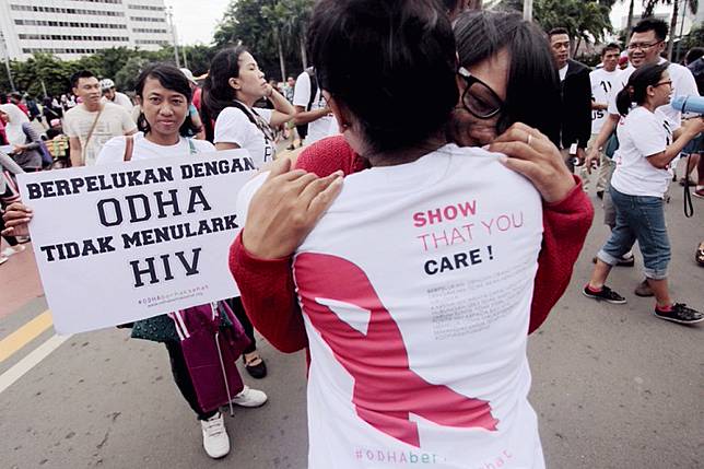 Berpelukan dengan penderita HIV AIDS