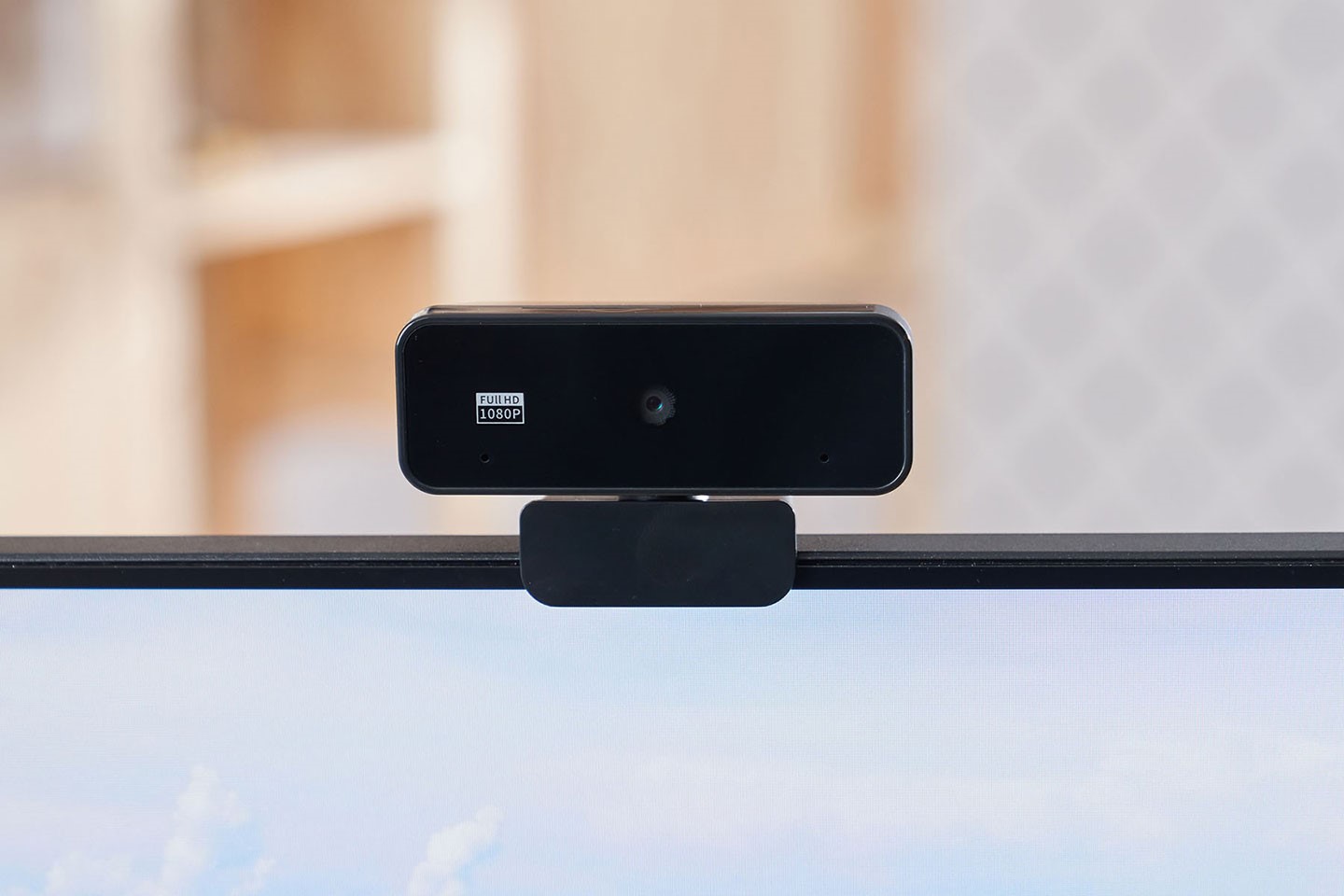 視訊攝影機自帶可調整式的底座，使用時可直接架在螢幕頂端並手動調整到最佳的角度。