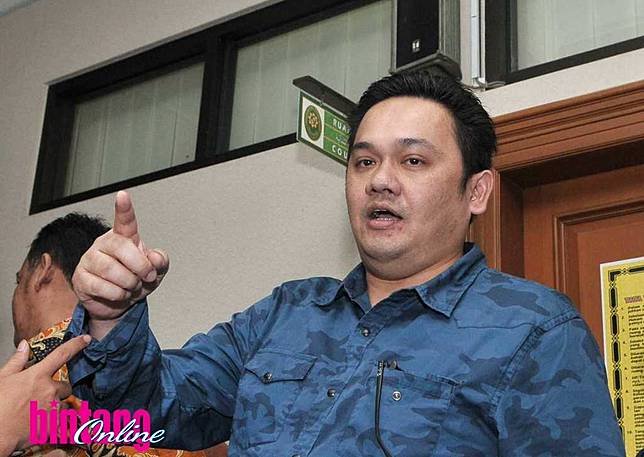 Farhat Abbas Ngotot Laporkan Syahrini ke Polisi