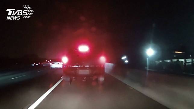 國道路肩被狂「叭」　駕駛無違規卻遭踹車