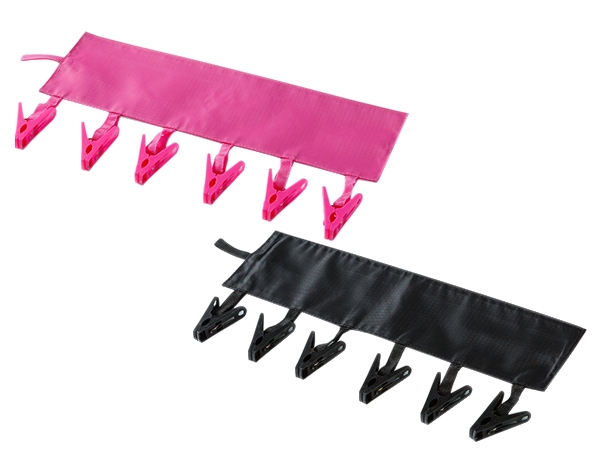 便攜式布藝支架衣夾／旅行收納折疊衣架(6個夾子入)顏色隨機出貨【D020268】，還有更多的日韓美妝、海外保養品、零食都在小三美日，現在購買立即出貨給您。