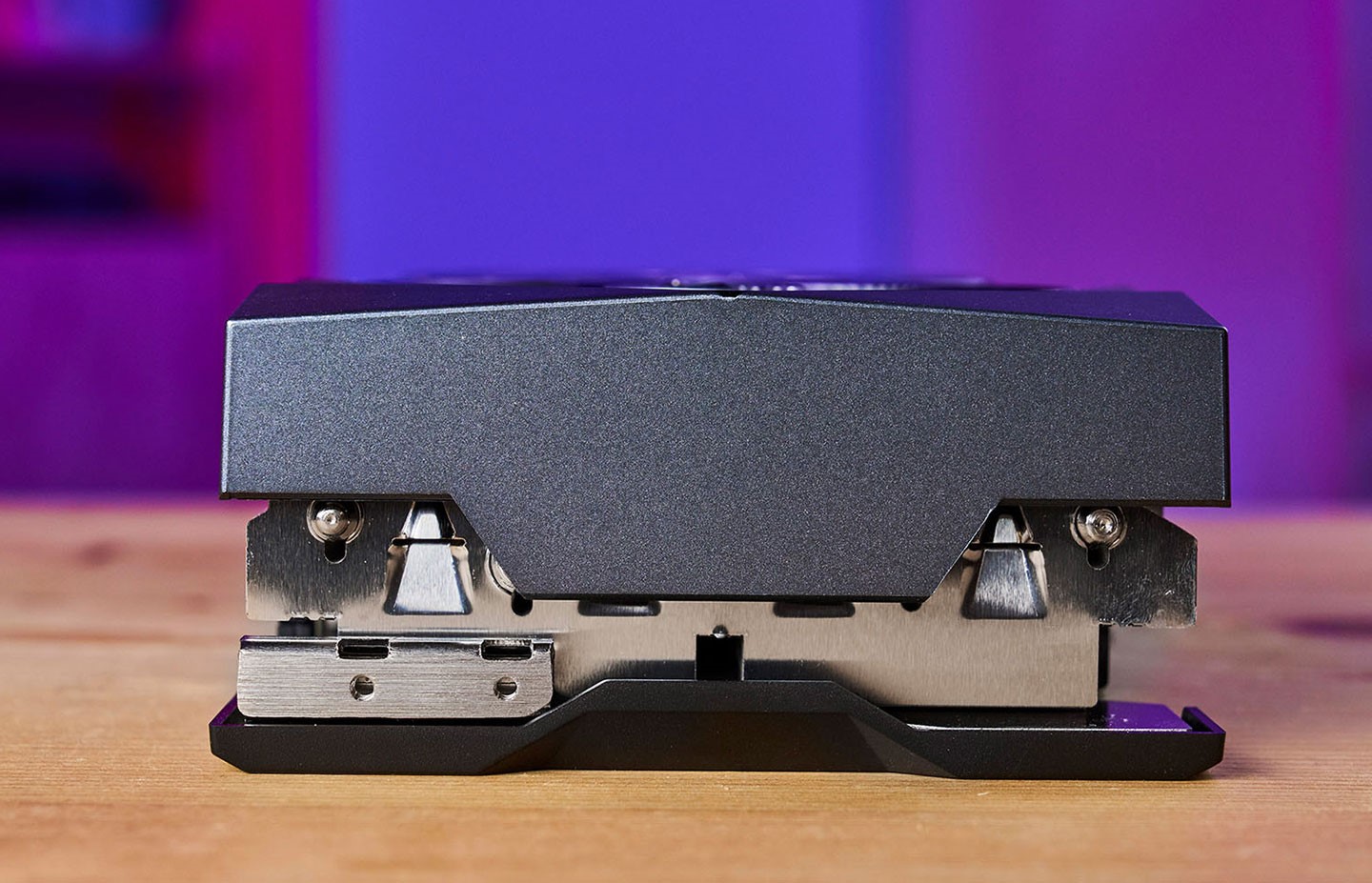 顯卡的尾端也作了加固設計。