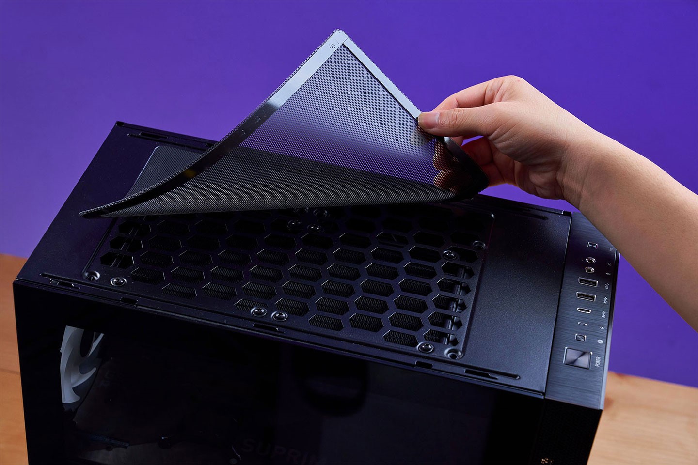 機身頂部提供了磁性防塵網，方便玩家自行拆卸清潔，以維持最佳散熱效果。