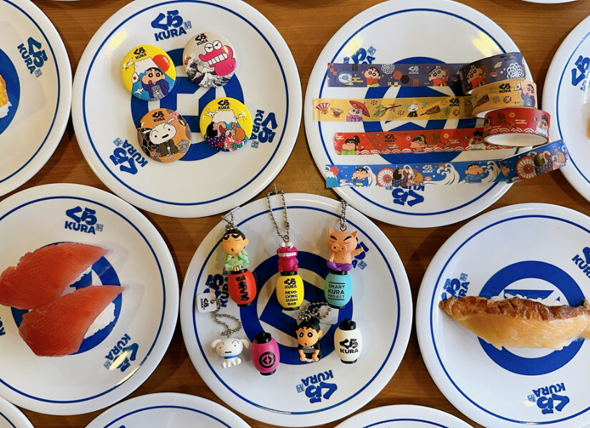 小新在藏壽司！藏壽司x蠟筆小新聯名扭蛋，小新公仔、胸章13款限定扭蛋「這天」開扭