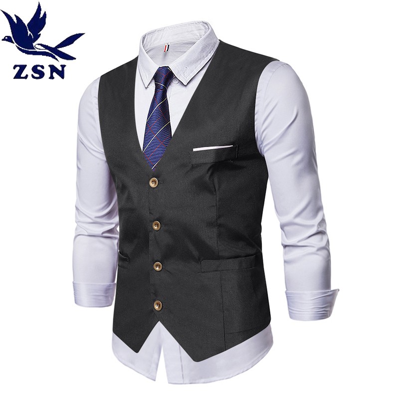 ZSN尊尚鳥服飾 憑藉著自身設計能力和工廠實力一直以來深受大家的喜愛。ZSN尊尚鳥品牌的創始初衷就是“把人情味帶到自己做的衣服中去，讓每一個認識ZSN尊尚鳥的你都有感動和收穫。”“ZSN尊尚鳥”並不是一個人，而是一個有凝聚力且有想法的團隊，團隊中的每個人都堅定而誠摯的熱愛著這裡。我們認為，好的設計和生活是緊密相關的，所以我們熱愛生活、鍾愛旅行和行走，只想把最舒適最生動的衣服呈現給你。“以手抵心，以心制衣。”——ZSN尊尚鳥購買提示：1.尺寸表請參考圖片最後一張，僅供參考。本賣場尺碼整體偏小，建議拍比平時拍大1-2個碼。如有不確定自己穿多少尺寸，可以聊聊提供身高體重給我們的，我們給您專業建議2.商品從大陸出貨，下標1-2天從上海寄出，到國際物流轉運中心后4-6天到超商門市，急要，要出國，時間比較趕的大大，請及時聯繫客服小編通過順豐物流下單進行處理，順豐正常是下單後3天昨天到達指定地址。貨品在我們寄出去后，并不會馬上顯示已出貨，因為我們需要先寄到國際物流轉運中心后，他們完成登記并運送出去才會顯示運送中，希望各位水水們耐心等候喲~3.大陸的新出廠的牛仔褲都是不開口的，不是未完工的瑕疵品哦。4.本賣場寄出前均有檢查，但偶爾也有粗心時候，水水們收到衣服有寄錯寄少質量問題等，要第壹時間通知我們幫您處理，本賣場是非常負責任的哈。對我們的商品和服務滿意的，麻煩您給五星好評哦，感謝您的支持！ 購物愉快！#馬甲 #背心 #西裝背心 #內搭背心 #百姓馬甲 #西裝馬甲 #小西裝 #休閒背心 #商務