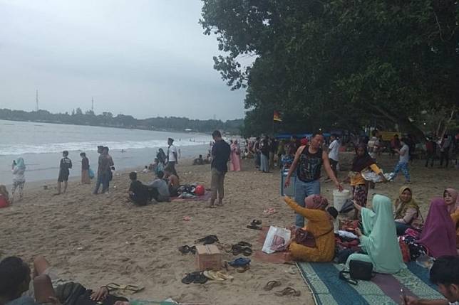 Jalur Wisata Pantai Carita Anyer Padat