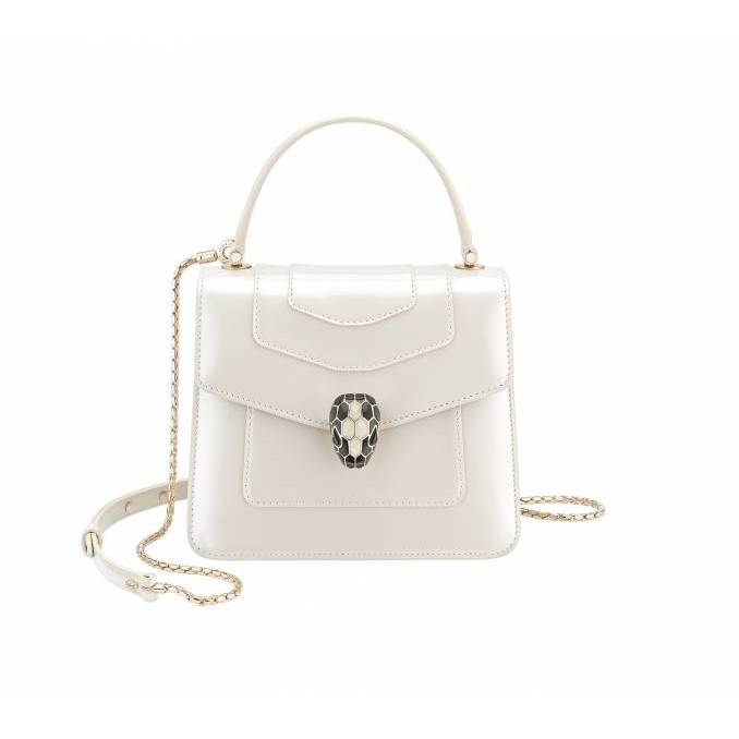 全新真品Bvlgari 寶格麗 289770 Serpenti Forever 小牛皮蛇頭掀蓋包珠光瑪瑙白Serpenti Forever 斜背包換上亮眼新色，迎接新一季的來臨。採用淨白瑪瑙色小牛皮，經過特殊處理而產生柔潤的珠光效果，搭配淡金色黃銅配飾。經典蛇頭扣環飾以迷人的黑色和珠光淨白瑪瑙色琺瑯，誘人蛇眼鑲飾黑色縞瑪瑙。手柄款式，3 個內格收納層，附可拆可調式蛇身鍊帶，提供多樣化的使用體驗。S 尺寸，附化妝鏡。尺寸: 18 x 15 x 9.5 公分 - Made in Italy 100%專櫃真品溫馨提示※蝦皮商城依平台規範須提供15天鑑賞期,並由賣家負擔退貨運費。※彩妝保養類商品除特別註明之即期品外，效期皆為一年以上※鑑賞期不等同試用期。退換商品須為全新未拆封未使用狀態。如商品無法恢復、包裝遭毀損、包膜封條遭開封、或已使用過，將不受理鑑賞期退換。※本商品如有標籤毀損或配件、贈品缺件或保護膜撕開情形，將無法退換，敬請見諒！※本公司商品來自直營店、官方品牌代理商。※高價預購商品為客製化訂單購買前，請前往專櫃確認是否是您需要的商品。※商品附件: 均為專櫃品牌所附物品原配物件 如卡.防塵袋等各別品牌附件有些不同 項目依專櫃原附為主 ※100%專櫃真品保證※因測量方法不同，商品若存在 1 至 2 公分誤差，恕不視為瑕疵※商品顏色均以專櫃實品為主。色差與尺寸不符預期等問題不屬於瑕疵範圍內 謝謝您的體諒與配合。寶思精品 商城正貨保證蒐羅全球精品，早於代購折扣。我們提供商品均為100%專櫃原裝進口，並可享有業界唯一120天商品保真追溯期 (非鑑賞期)。商品無論是否使用過，只要經由司法單位保智鑑定為偽品，一律退款並賠償商品購入價2倍金額。我們能提供以上保證，是因為我們在採購前端僅向國外單一精品百貨及品牌進貨，並希望在假貨充斥的市場給到顧客上網購買的安心選擇。商品出貨時，都經過防偽設計錄影及攝影，請有心人士勿嘗試以假換真。20201011