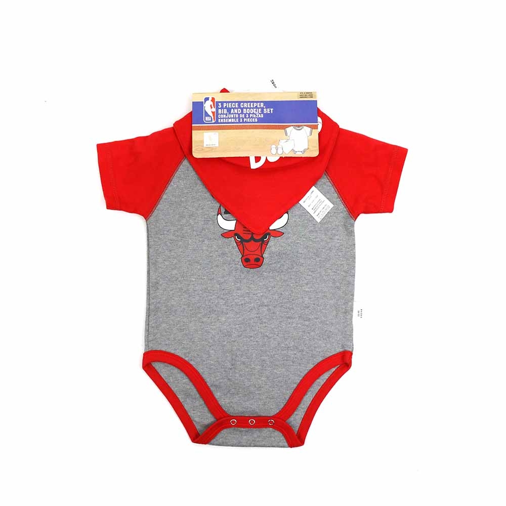 NBA新生兒系列，送禮自用兩相宜。親膚純棉布料。包臀式設計，衣服不會上捲，減少寶寶著涼機會。底部鈕釦設計，穿脫換洗超方便。附圍兜和鞋套。