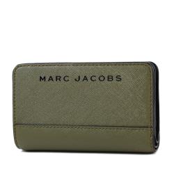 ◎◆十字紋防刮皮革|◎◆簡約便利好攜帶|◎◆小資名品入門款品牌:MARCJACOBS品牌定位:國際精品品牌國家:美國款式:中夾適用性別:女生尺寸:長度14.2CM、高度9CM、厚度3CM外層材質:防刮