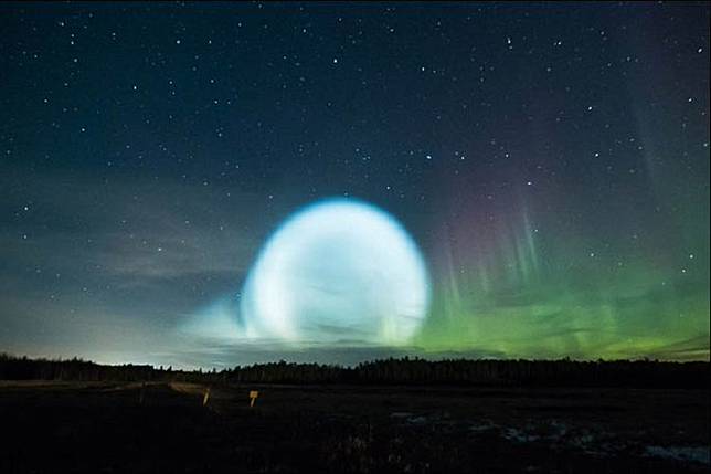 Sebuah bola cahaya di langit Siberia disangka kapal alien(Alexey Yakovlev)