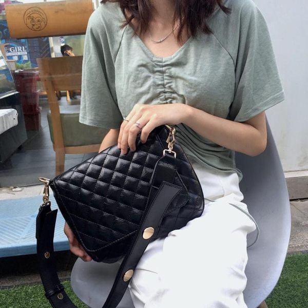 斜背包菱格包包女港風小香風時尚女包寬肩帶百搭側背斜背女包潮 曼慕衣櫃