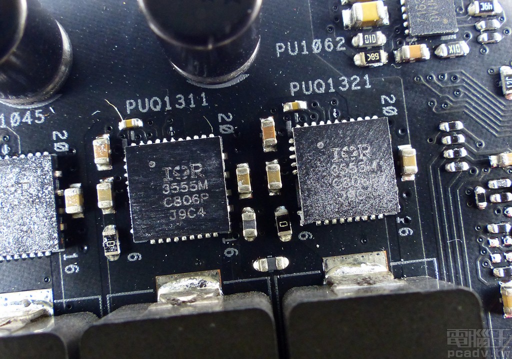 處理器內建顯示繪圖核心為 2 相規模，單相同樣採用 1 顆 IR3555