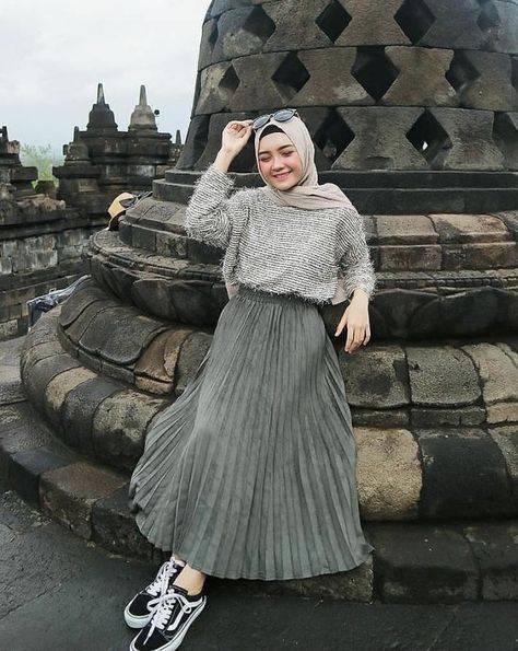 7 Gaya Dengan Sweater Dan Rok Plisket Untuk Hijaber Agar Lebih Feminin |  Womantalk.com | LINE TODAY