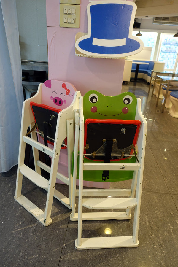 士林打卡餐廳-便所歡樂主題餐廳，士林網美下午茶餐廳，有廚師現點現做好吃餐點，價錢不貴好拍好玩，適合聚會、包場的士林ig打卡餐廳