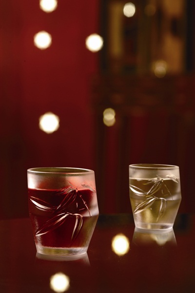 用氣質美杯乾一杯拉