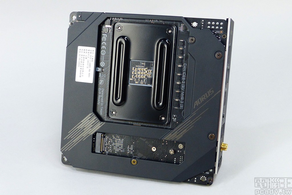 ▲ X570 I AORUS Pro WiFi 主機板背面具備金屬飾板，此金屬飾板有著些許設計巧思。