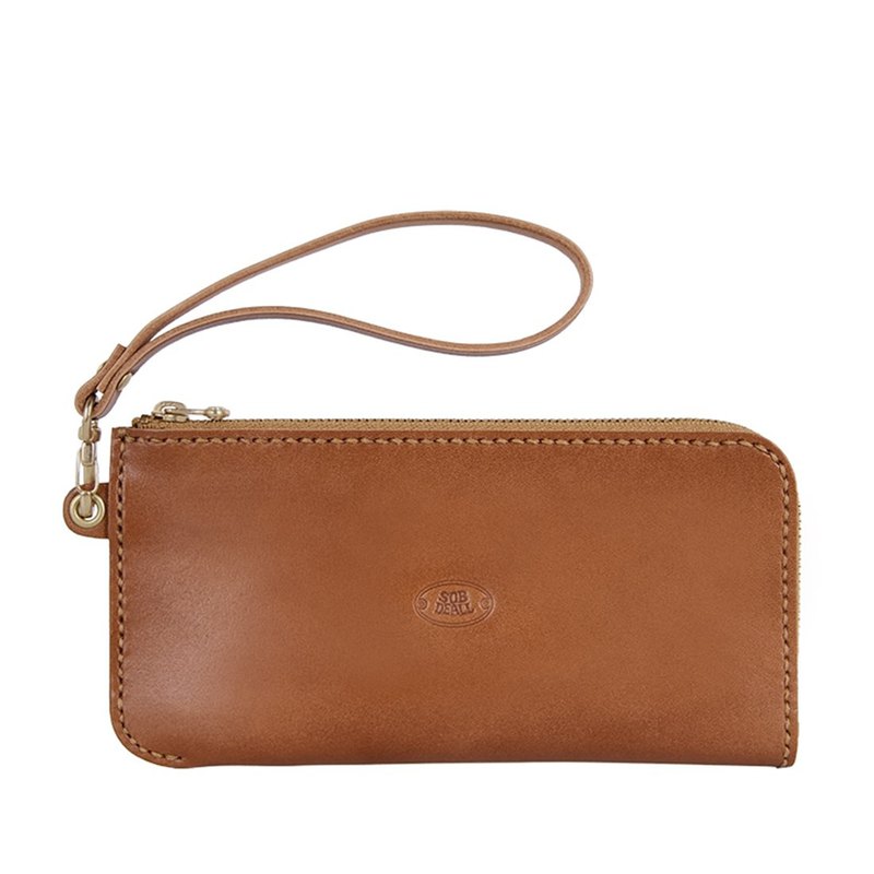 90天內不限次數，自由安排時間，預約工匠師，至園區工坊製作包款。課程提供多樣多色的包款供選擇，從認識皮革及製作工具開始，一步步由工匠師帶領學員進入皮革工藝世界，由關鍵六道工序—革、版、烙、工、縫、質，