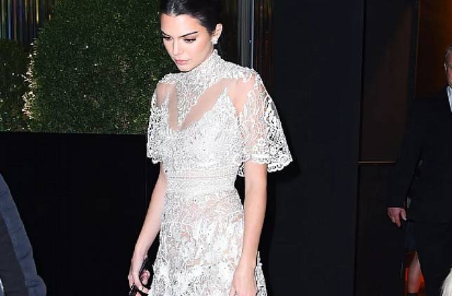 5 Inspirasi Dress Tertutup Buat Prom dari Seleb Hollywood