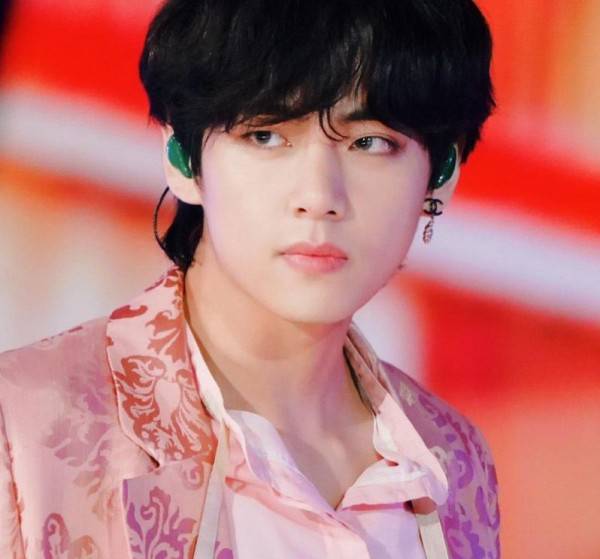 10 Pesona Keren V BTS dengan Rambut Keriting di SBS Gayo 