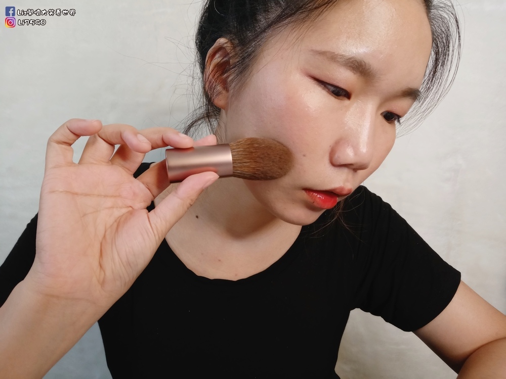 【蜜粉刷推薦】LSY 林三益＿女力紀念款 - 攜帶式蜜粉刷、粉餅刷IMG20191105141045Liz開懷大笑看世界.jpg