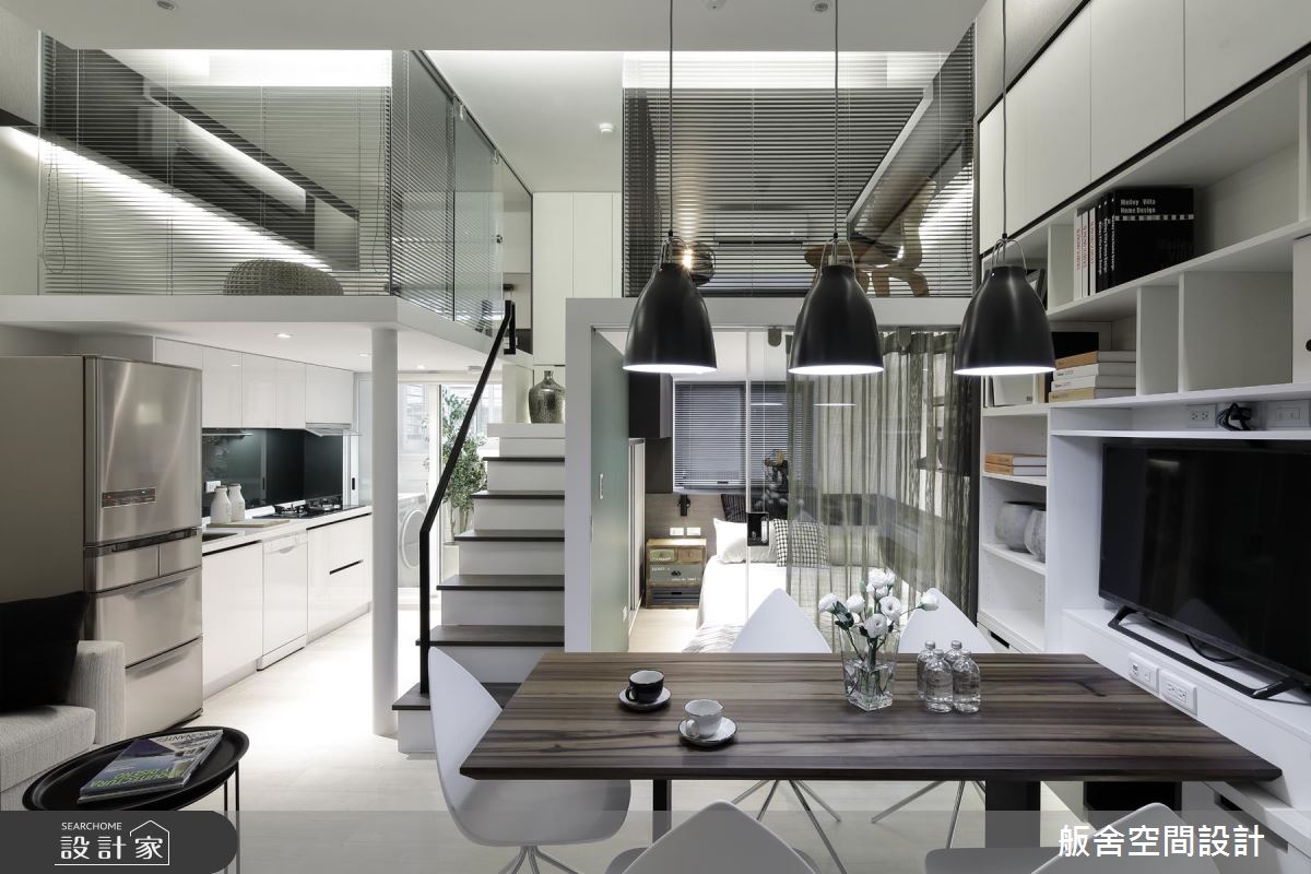 此案例為夾層屋，利用樓梯做為畫分空間的物件，將主臥室與廚房區分開來，由於空間較小，同樣使用鐵件扶手並簡化線條，讓視覺更輕盈。