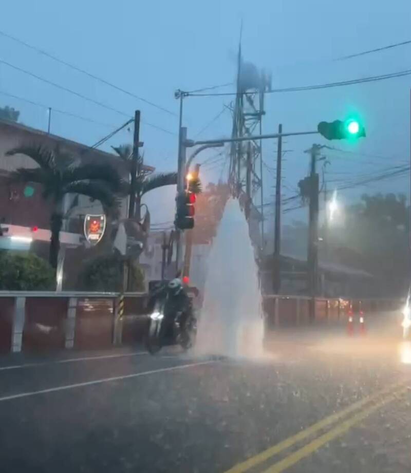 豪雨狂炸！高雄3區雨量破百毫米 近1層樓高「噴泉」原來是 自由電子報 Line Today