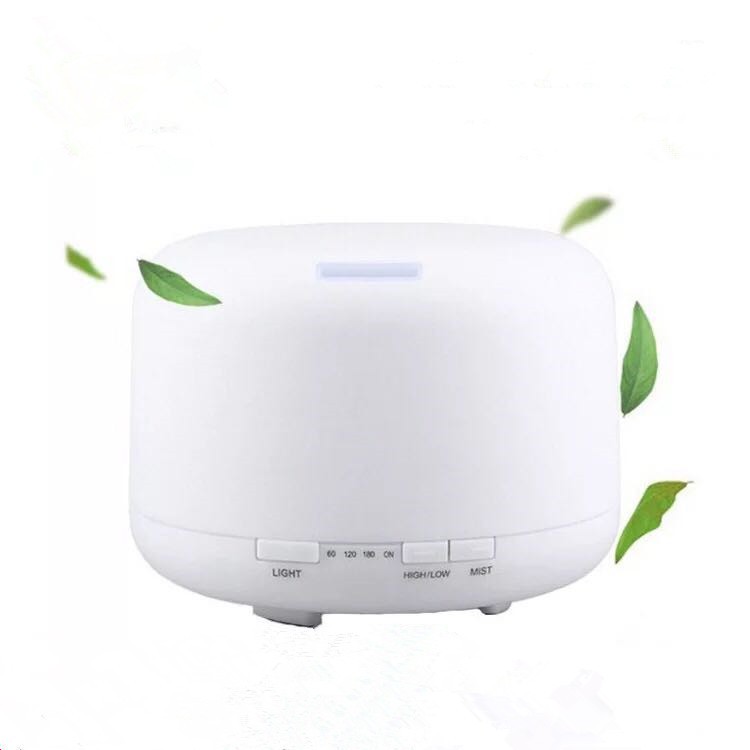 香薰機 x 1、電源線 x 1、量杯 x 1 （如需精油請自選）操作方式：燈光按鈕按壹次：燈光亮度弱按二次：燈光亮度強案三次：關閉燈光霧量調節第壹次：逼壹聲,噴霧小第二次：逼二聲,噴霧大定時按鈕按壹次