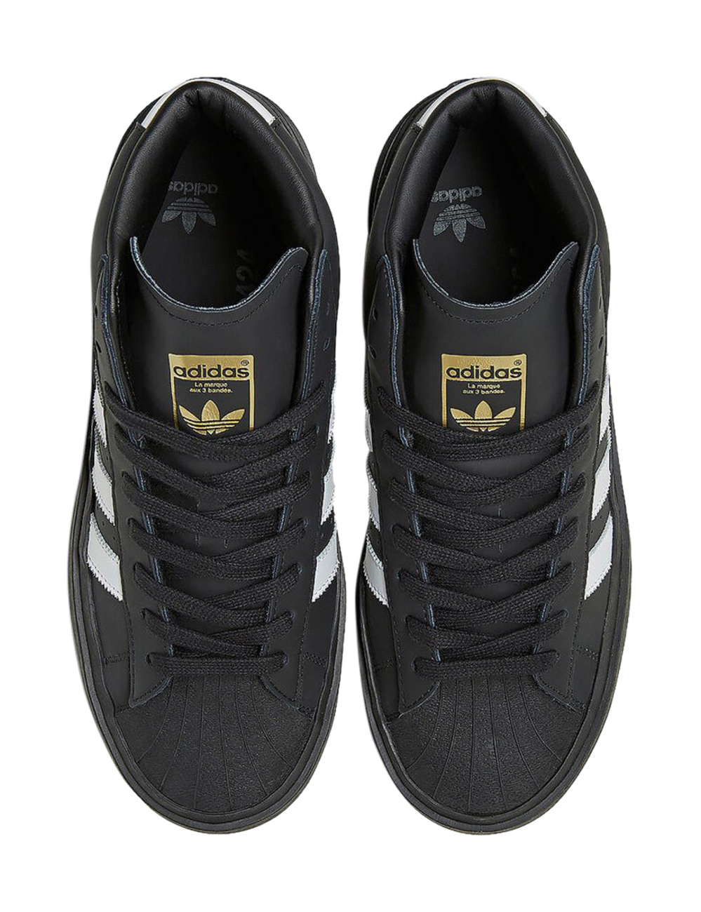 424是adidas的最新合作者，將424的傳統輪廓和現代街頭服飾美學與adidas體育傳統的純淨精緻感融合在一起。 Pro Model高幫運動鞋採用光滑的粒面皮革製成，具有圓頭，緩衝板，鞋舌處有金屬