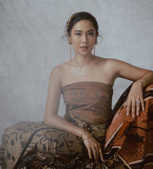 Tampil Cantik Pakai Kemben Batik Dian Sastro Bangga Lahir Jadi Orang Indonesia Okezone Com Line Today