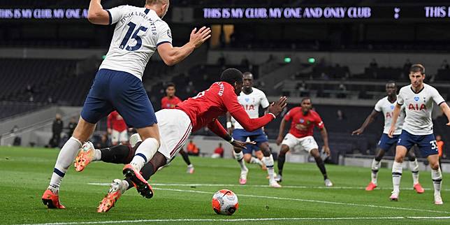 Momen terjatuhnya Paul Pogba di kotak penalti Spurs. (c) AP Photo