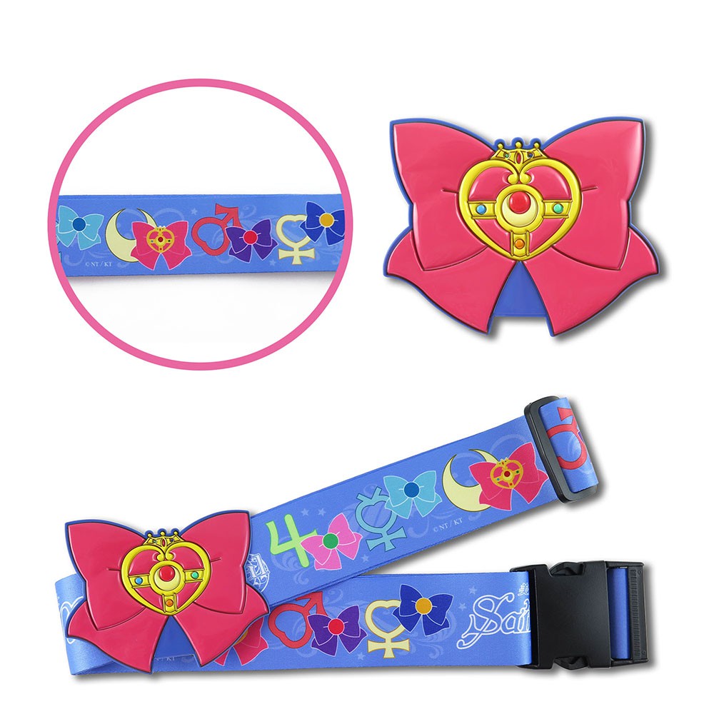 商品介紹美少女戰士 官方授權正品愛與正義的化身我要代替月亮懲罰你束帶長短可調整，適用任何行李箱 。精選柔韌尼龍布料材質，堅韌抗拉。精選優質扣具，抗壓耐磨，預防爆箱，旅行必備。經典美戰標誌，美戰粉一定要