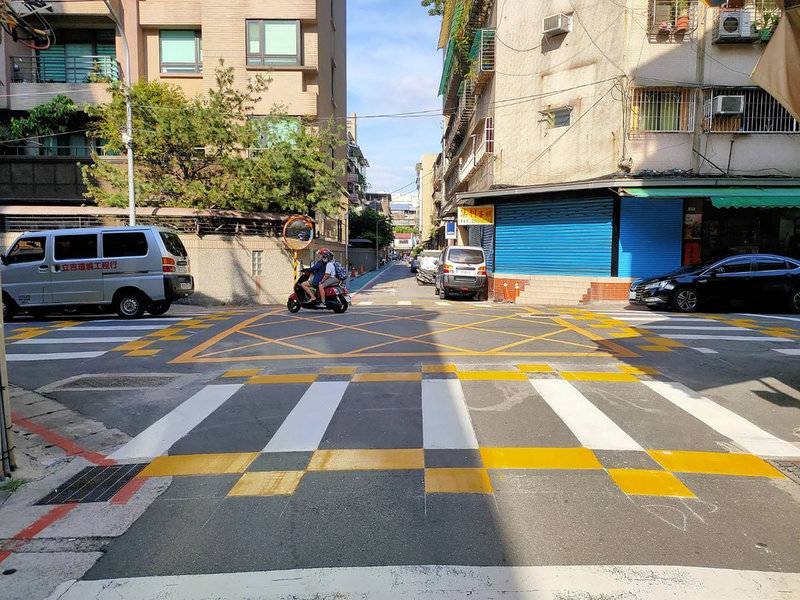 守護行人 北市試辦彩色標記行人穿越道線 | 中央通訊社 | LINE TODAY