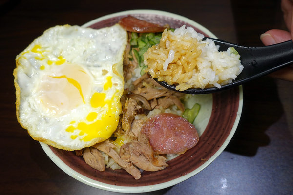 溪尾街美食-鼎街鴨香飯三重溪尾店，三重鴨肉飯，鴨香飯、韭菜鴨腸、炒鴨血，三重好吃鴨肉飯，好吃不貴可外送鴨肉飯