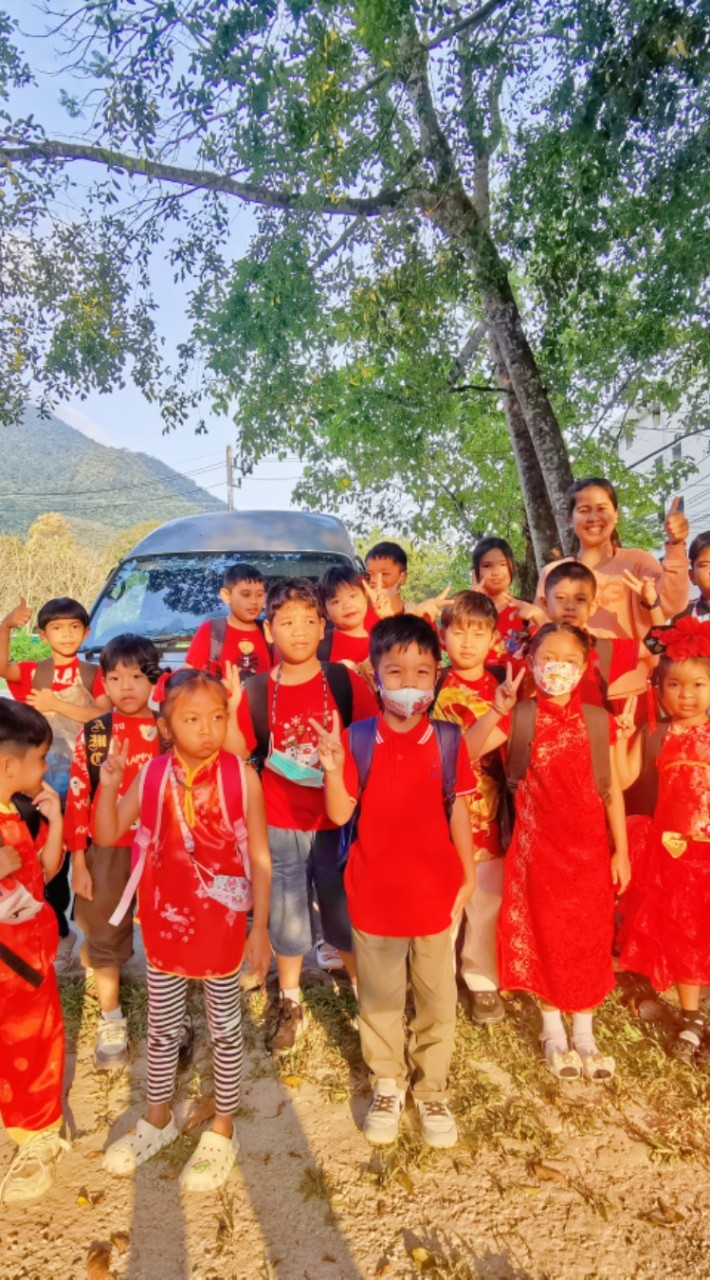 รถตู้ร.รสาธิต​ แพรว&บ่าว