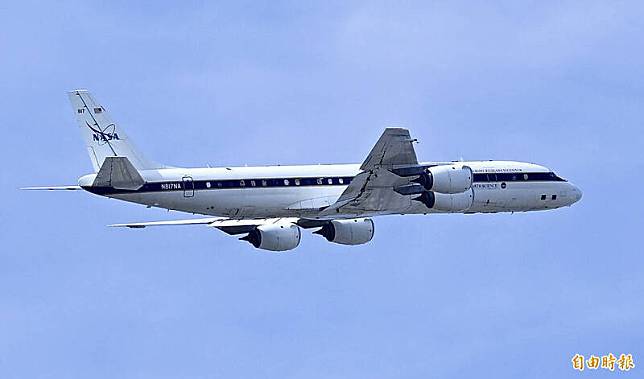 NASA科研機今上午將再次飛越台灣上空，協助我國執行空品觀測，不過科研飛機DC-8則因有一顆引擎過熱，今天飛航計畫取消。圖為15日DC-8首次繞行台灣上空。(資料照)
