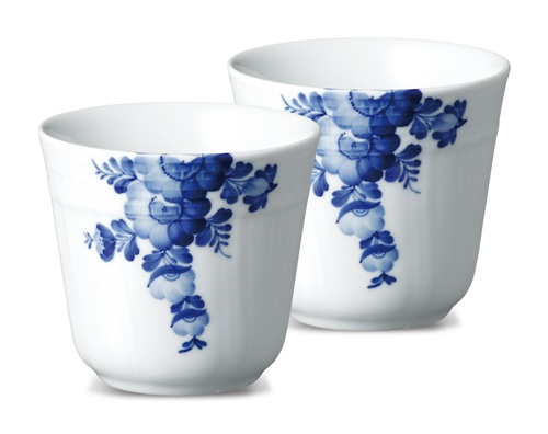 藍花造型源自18世紀最流行的自然花束裝飾畫技法，以不同色階的藍色調表現盛開花朵的光與影，是歐洲首度跳脫中國瓷畫影響而自創的瓷繪風格，顯露其高貴脫俗的氣質。