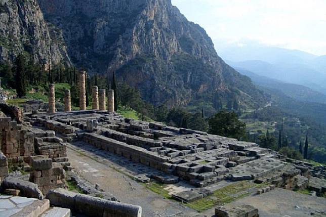 Kuil Apollo di Delphi(Iain S Stewart via Sci News)