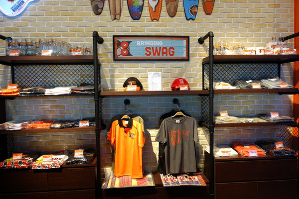 Hooters信義店-遠百信義A13餐廳推薦，HOOTERS美式餐廳大遠百14樓信義店，近看101及百萬級景觀的遠百深夜食堂，遠百信義A13聚餐餐廳