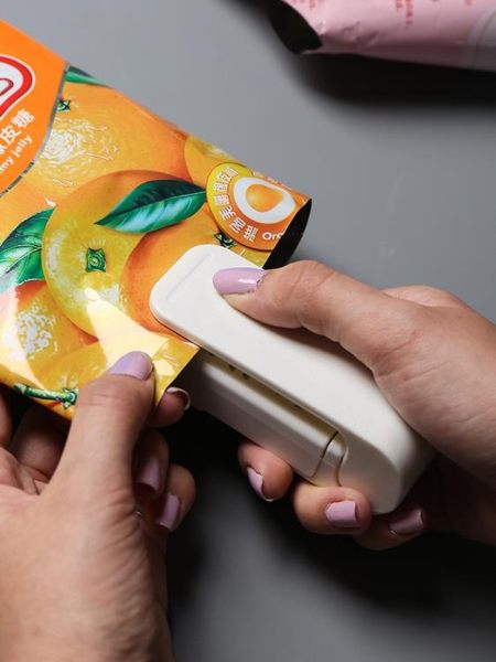 日式迷你手壓便攜封口機宿舍家用電熱密封器零食防潮塑封機 易家樂