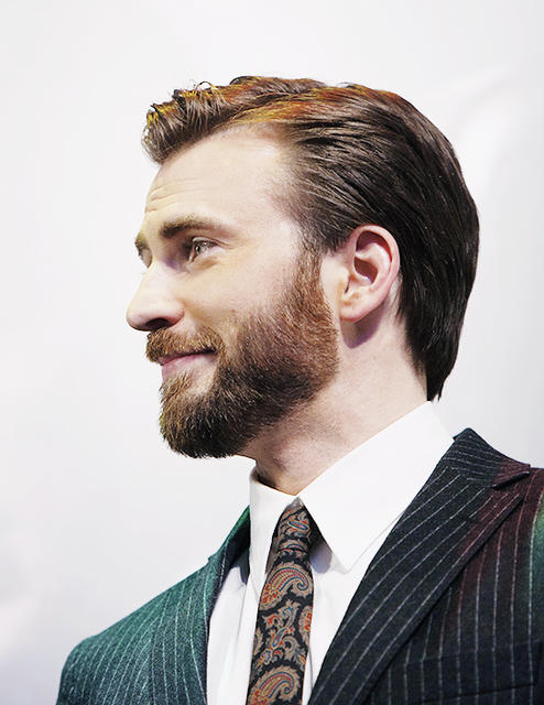 看似單調的條紋襯衫，配上近年超夯的「變形蟲」花紋領帶，質感瞬間上升