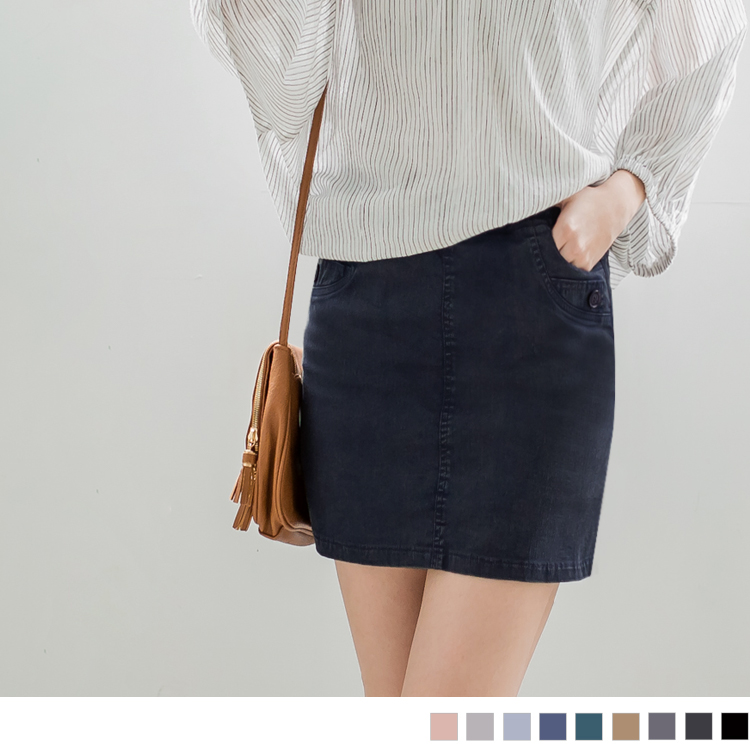 此款彈性佳，請依照個人喜愛的合身度購買唷 俐落的雪花刷色搭配彈性腰圍，穿著休閒展現百搭LOOK 內附短褲的貼心設計令女孩在穿搭時更加自在不怕曝光～ 微微的A字剪裁展現修長雙腿，簡單紮進素色上著青春又迷