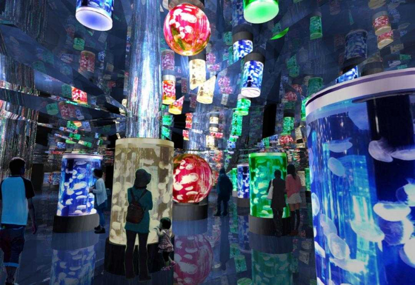 「癒見水母」透過無邊鏡面、各色虹光，創造神秘水母群悠游其中的奇幻氛圍。（圖／翻攝自Xpark官網）
