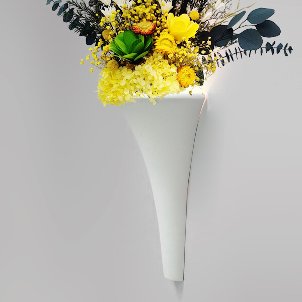 一盞燈能創造多大的差別? 無論你想轉換居家空間的氣氛或是基本的功能照明選對燈具讓你可以自在窩在沙發上閱讀小說或在家舉辦單身派對! 現在就輕輕開啟電燈的開關創造出你家客廳的各種可能性